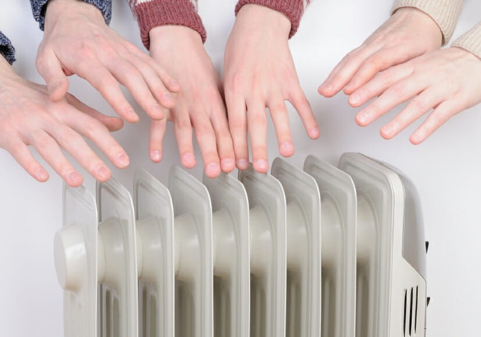 Bàn tay, bàn chân lạnh có đáng lo? - 1 Người bị hội chứng Raynaud cần đeo găng tay và đi tất để chống lạnh và giảm nguy cơ tê cóng.