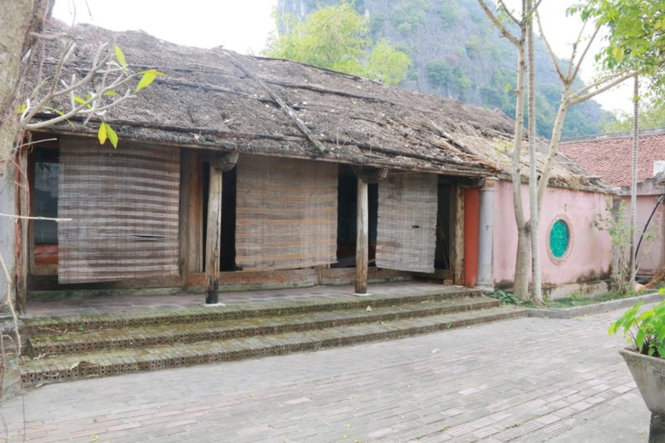 
Những ngôi nhà của tầng lớp bần cố nông nằm xen kẽ với các ngôi nhà của nhà giàu. Khu nhà nghèo được phục dựng như xưa, là nơi sinh sống của tầng lớp phục vụ cho lớp người giàu. Vì thế cuộc sống của họ cũng không mấy khá giả. Thậm chí còn rách nát, đơn sơ.
