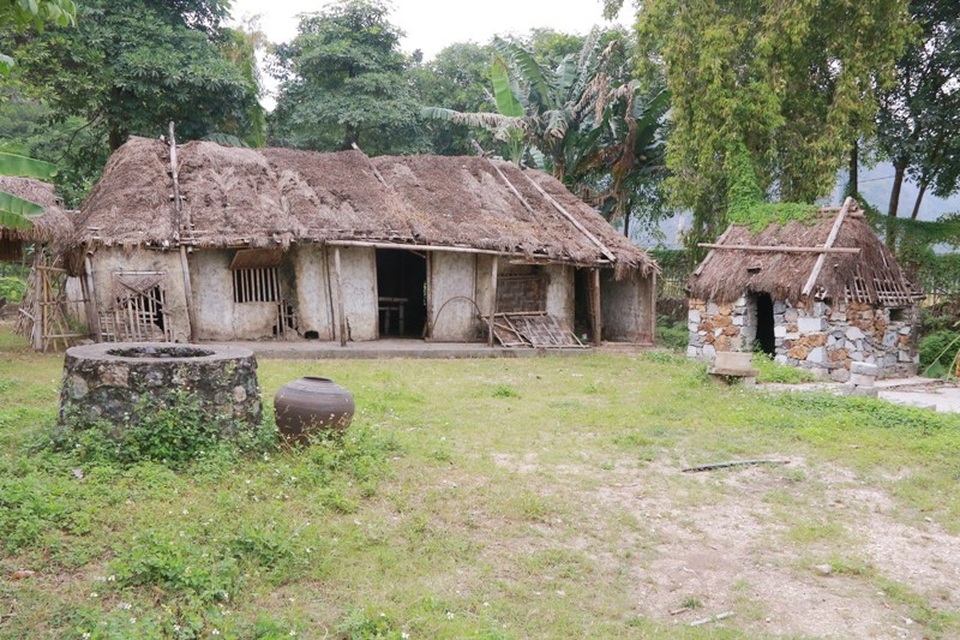 Những ngôi nhà của lớp người nghèo nằm ở các vị trí không mấy đắc địa trong làng, được thể hiện nổi bật trong làng Việt cổ Cố Viên Lầu. Theo chủ nhân của làng Cố Viên Lầu, những ngôi nhà tranh vách đất này cũng được phục dựng giống như nguyên bản để khách đến tham quan như đang được sống lại ký ức của thời xa xưa.