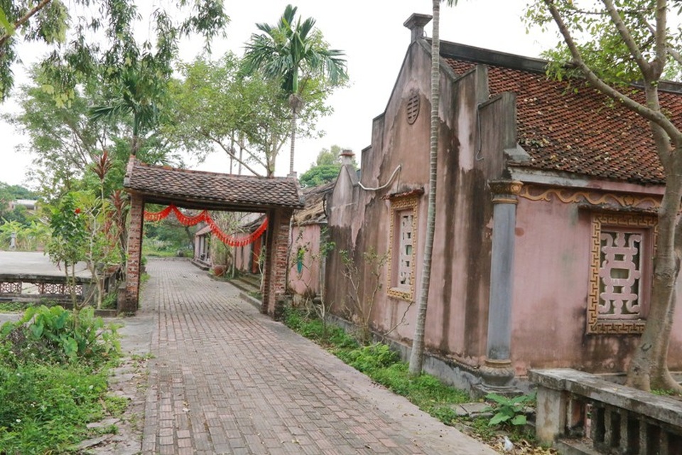 Hàng năm, các ngôi nhà cổ thường xuyên được tu sửa, chỉnh trang để phục vụ du khách tham quan. Không gian yên tĩnh, thanh bình của làng Việt cổ Cố Viên Lầu bên dòng sông Ngô Đồng đã làm say đắm lòng bao du khách mỗi khi đến đây để được hòa mình vào đời sống làng quê Bắc Bộ xa xưa.