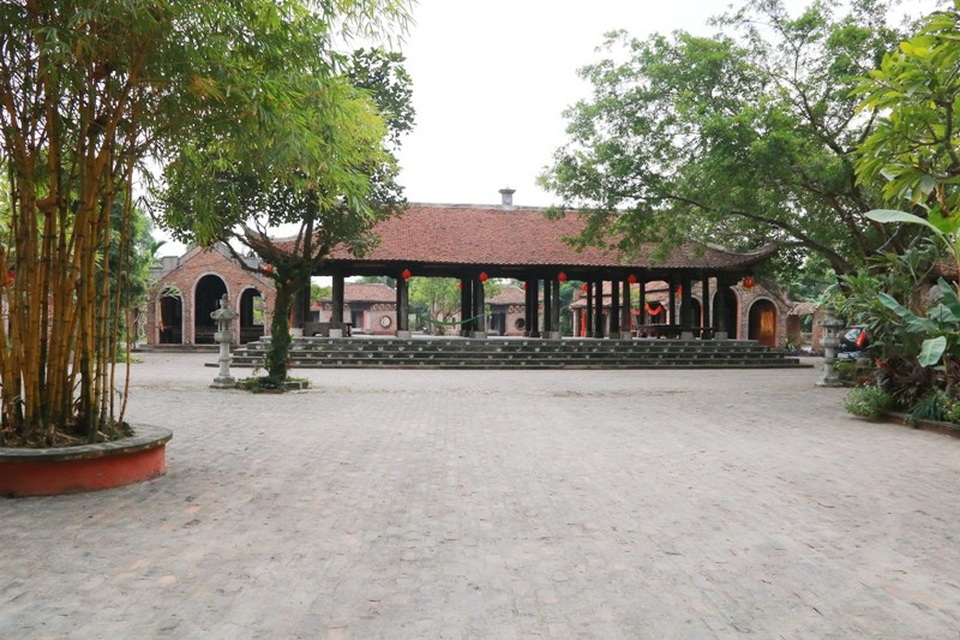 Cố Viên Lầu có nghĩa là nhà vườn cổ. Chủ nhân của ngôi làng mong muốn phục dựng lại làng để xem như đây như là ngôi làng nhà vườn cổ của kinh đô Hoa Lư xưa. Toàn bộ làng nằm trên diện tích 22.000m2, phía Đông giáp đường vào đền Thái Vi, phía Tây giáp sông Ngô Đồng, phía Nam giáp bến thuyền Tam Cốc, phía Bắc giáp thung lũng núi Cửa Quen.