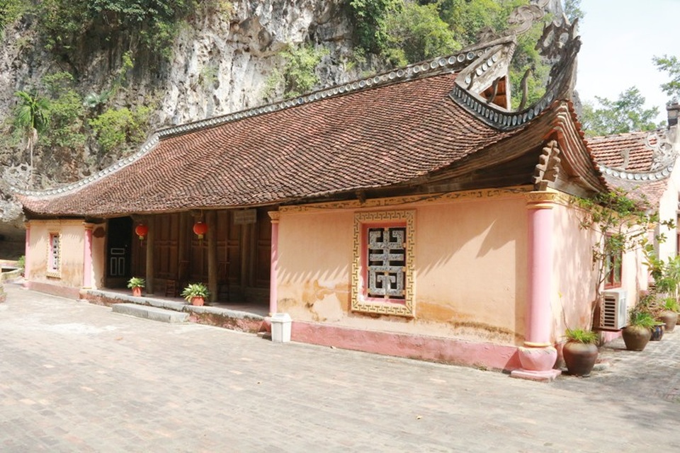 Khu nhà giàu gồm những nhà cổ kiên cố, khang trang được sưu tầm từ nhiều nơi ở Ninh Bình, Thanh Hóa, Hải Phòng. Các ngôi nhà này có kiến trúc độc đáo, không ngôi nhà nào giống ngôi nhà nào. Nhà thì 5 gian, 2 dĩ và 2 trái; có ngôi nhà lại chỉ có 3 gian 2 trái với mái cong vút như mái đình.