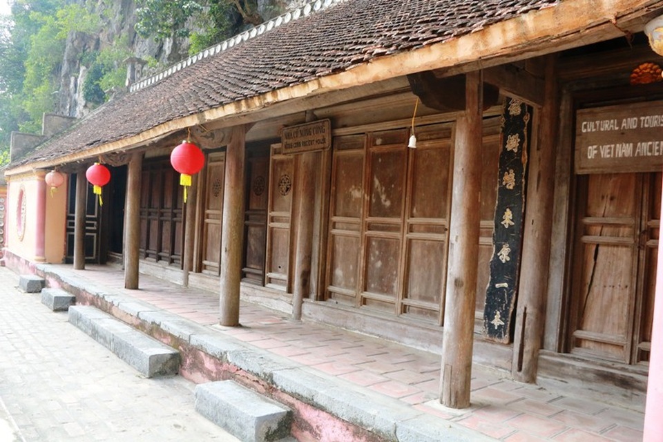 Gần 30 năm tồn tại, Cố Viên Lâu từ lâu là địa chỉ du lịch nổi tiếng ở Ninh Bình được nhiều du khách quốc tế đến tham quan. Nơi đây, cũng là phim trường từng quay rất nhiều bộ phim nổi tiếng kỷ niệm 1.000 năm Thăng Long - Hà Nội như: Long Thành cầm giả ca; Đường đến thành Thăng Long; hay những bộ phim khác như Vợ Ba...