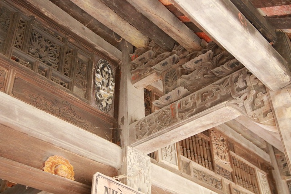 Những họa tiết trên mái nhà của một ngôi nhà cổ ở Cố Viên Lầu, nhìn kỹ như một bức tranh tinh xảo, thiên biến vạn hóa với đủ các loại gam màu, nội dung khác nhau. Từ các linh vật như: Long, Phụng, đến các cây tứ quý: Tùng - Trúc - Cúc - Mai... đều được sắp xếp một cách rất hợp lý đầy tính nghệ thuật, thể hiện tay nghề cao của người dân Việt xưa kia.