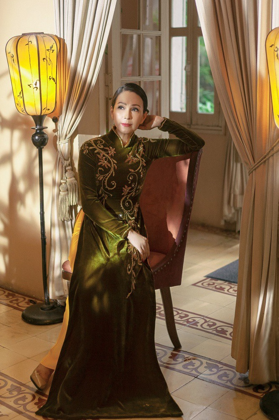 Mức cát-xê mỗi lần mua được vài chỉ vàng của “Nữ hoàng ảnh lịch” Diễm My - 9 Thời Diễm My còn là Nữ hoàng ảnh lịch, công nghệ chụp hình cũng vô cùng đơn giản, người mẫu chỉ cần cầm trái hồng hay trái táo. Khi ấy Diễm My cũng chẳng cần phải khóc lóc hay diễn đạt tâm trạng như trong phim, chỉ cần cười mỉm, mắt long lanh, quần áo xanh, đỏ là chụp được ngay.