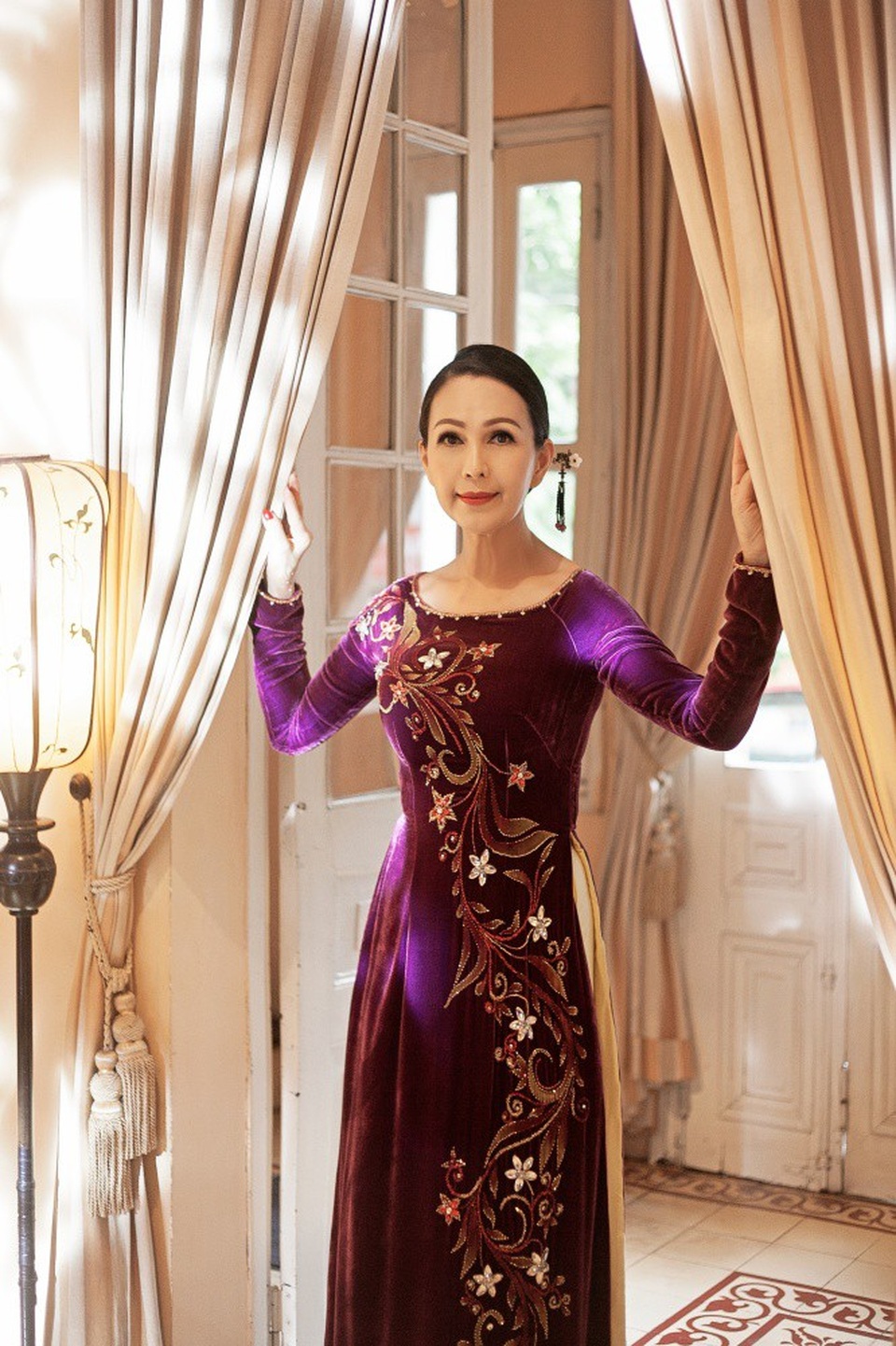 Mức cát-xê mỗi lần mua được vài chỉ vàng của “Nữ hoàng ảnh lịch” Diễm My - 2 Nữ diễn viên tái hiện hình ảnh mẹ chồng đầy quyền lực khi khoác lên mình những mẫu áo dài dành cho phụ nữ trung tuổi.