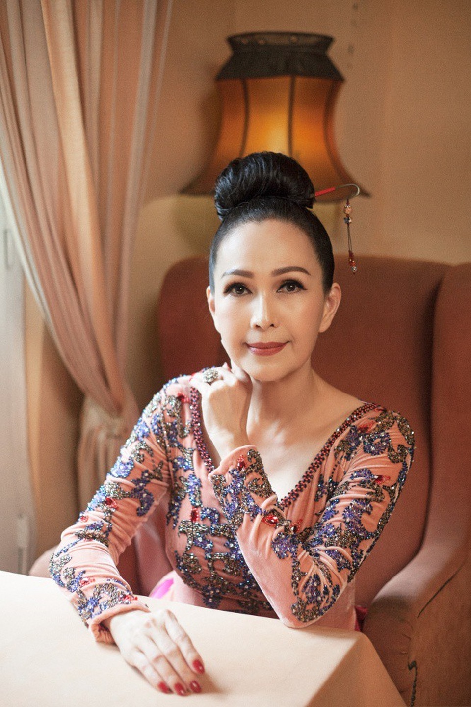 Mức cát-xê mỗi lần mua được vài chỉ vàng của “Nữ hoàng ảnh lịch” Diễm My - 1 Nhắc đến Diễm My, vẫn là một vẻ đẹp không tuổi qua nhiều thập niên cùng tài năng diễn xuất được khẳng định qua rất nhiều bộ phim. Trên lĩnh vực thời trang, Diễm My từng là nàng thơ của rất nhiều nhiếp ảnh gia từ những thập niên 80, 90 của thế kỷ trước cho đến các nhà thiết kế của thời hiện đại.