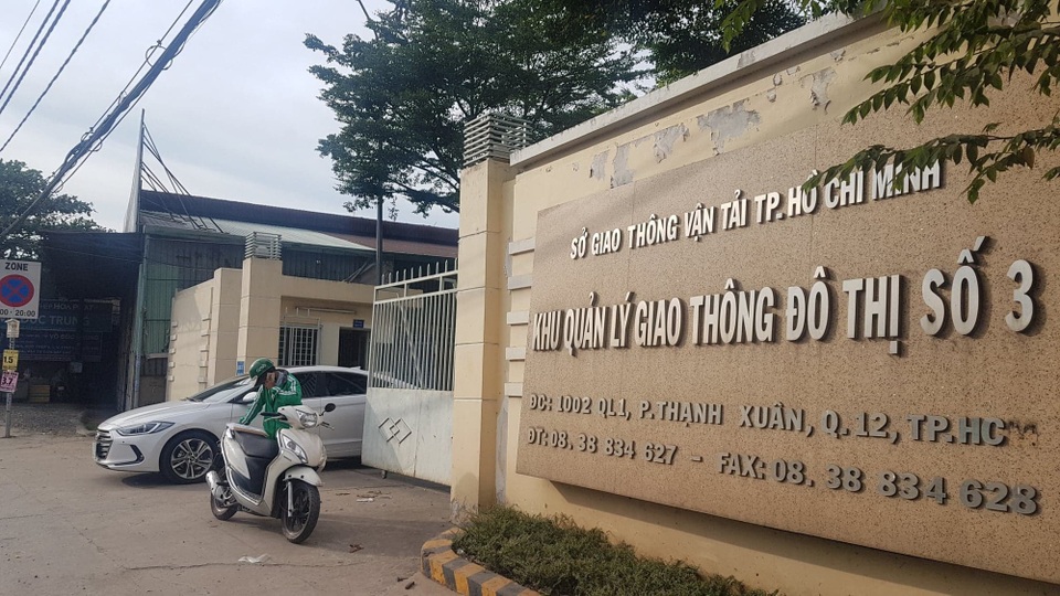 Khu quản lý giao thông đô thị số 3 (đơn vị quản lý cây xanh trên địa bàn quận 12, thuộc Sở Giao thông Vận tải TP.HCM) cũng chưa trả lời báo chí về vụ việc hàng loạt cây xanh bị bức tử.