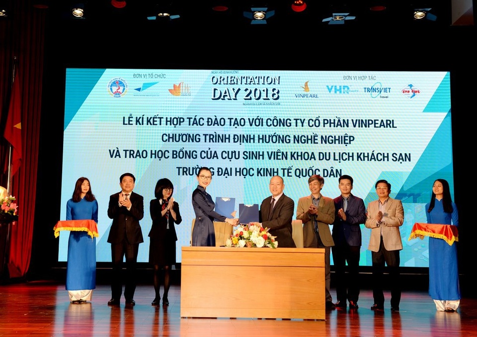 Trường ĐH Kinh tế quốc dân ký kết đào tạo, tuyển dụng cho sinh viên với các Tổ chức nghề nghiệp - 1
Khoa Du Lịch & Khách Sạn trường Đại học Kinh Tế Quốc Dân đã Ký kết chương trình hợp tác với Vinpearl thuộc Tập đoàn Vingroup.