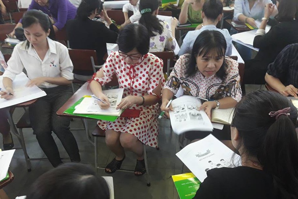 
Các nhà quản lý, giáo viên tiểu học ở TPHCM trong chuyên đề tập huấn ứng xứ trước các vấn đề của học trò.
