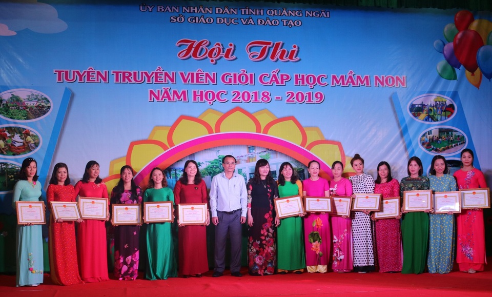 Quảng Ngãi: Giáo viên mầm non dự hội thi tuyên truyền viên giỏi - 1 Sở GD&ĐT tỉnh Quảng Ngãi khen thưởng cho những tập thể, cá nhân đạt thành tích cao trong hội thi.