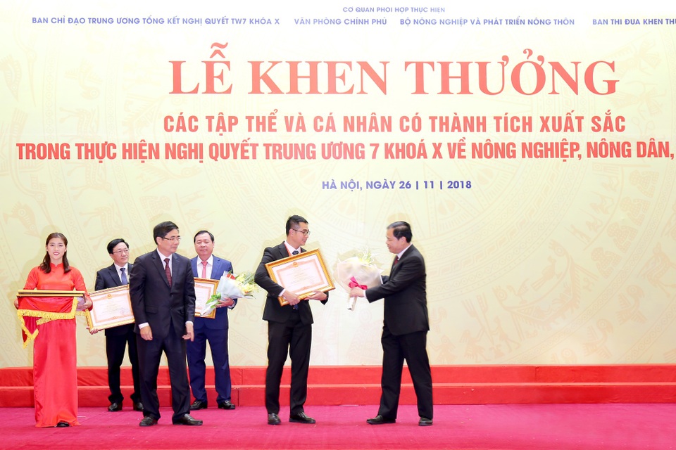 Tập đoàn TH nhận bằng khen về thành tích xuất sắc trong lĩnh vực Tam nông - 1
Ông Phạm Tuấn Hiệp- Phó Viện trưởng Viện Kỹ thuật chăn nuôi bò sữa TH, đại diện tập đoàn TH nhận bằng khen và hoa từ ông Cao Đức Phát – Phó Trưởng ban thường trực Ban Kinh tế Trung Ương và ông Nguyễn Xuân Cường – Bộ trưởng Bộ NNPTNT