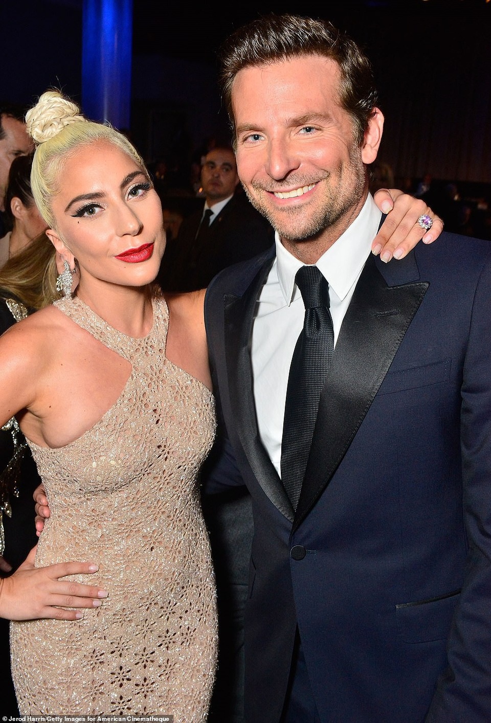 Lady Gaga thanh lịch tới bất ngờ - 2
American Cinematheque Award dành nhiều thời gian tôn vinh các cống hiến của Bradley Cooper trong lĩnh vực điện ảnh