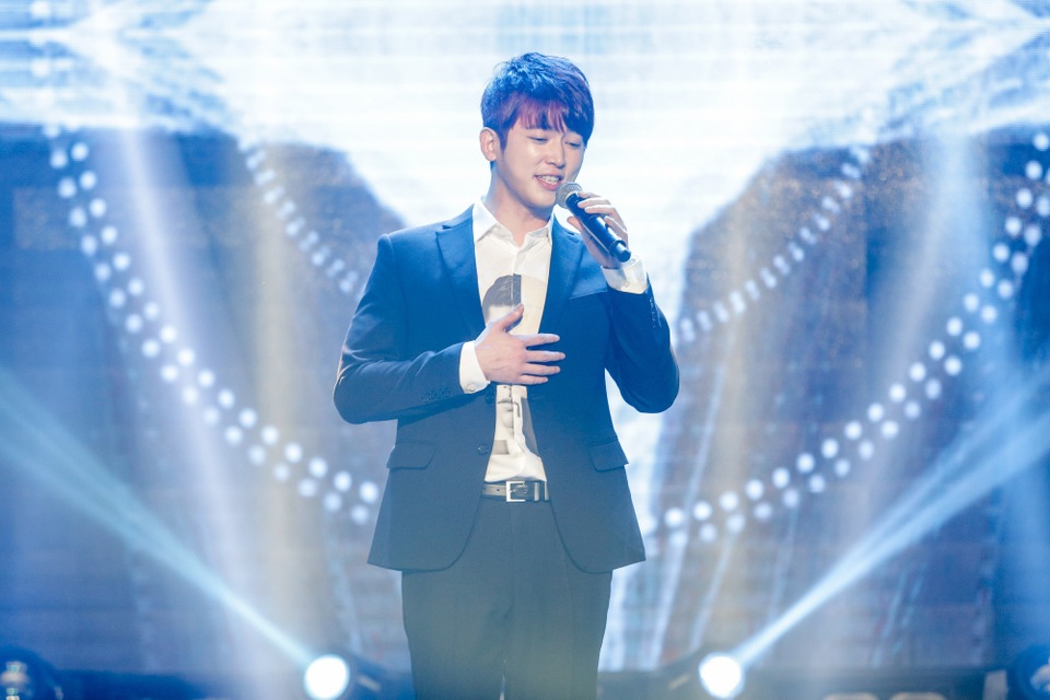 Hai anh em Khắc Hưng - Khắc Việt lần đầu song ca - 6 Hot boy Hàn Quốc Shin Hyun Woo đốn lụi tim fan nữ khi cover “Duyên mình lỡ” của Hương Tràm.