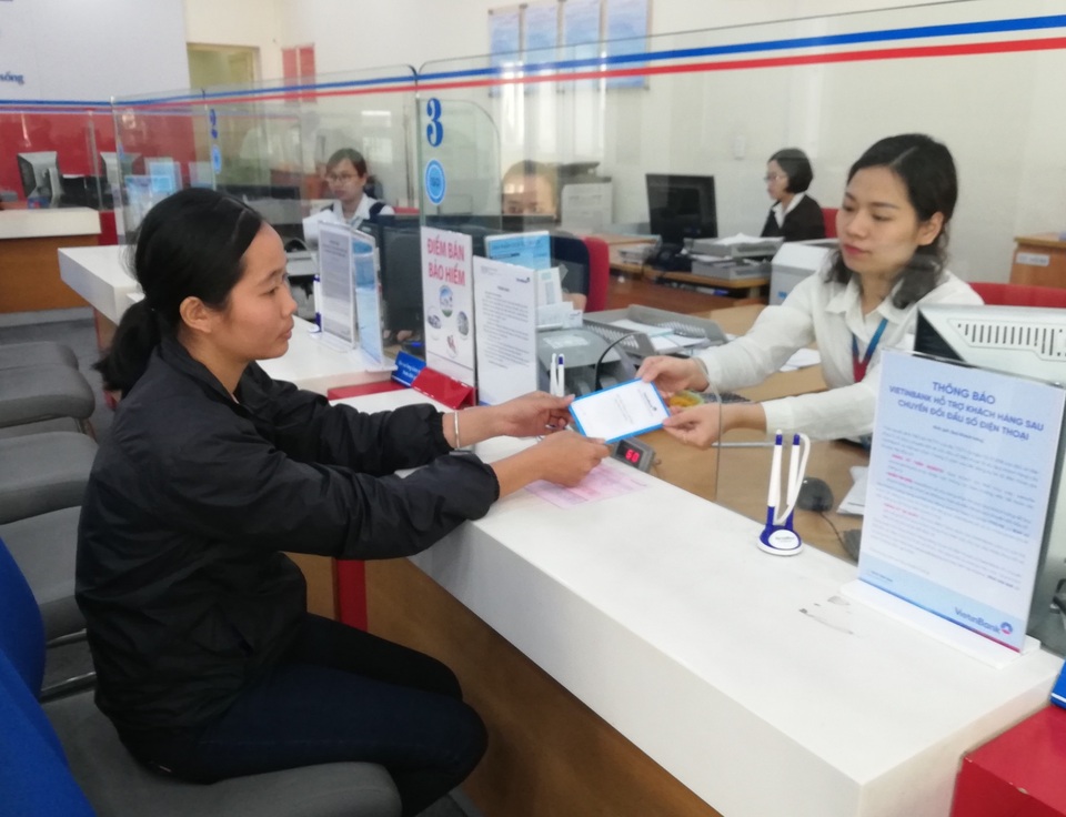 
Ngay sau đó chị Học gửi lại số tiền trên vào ngân hàng để làm sổ tiết kiệm cho 2 con ăn học sau này
