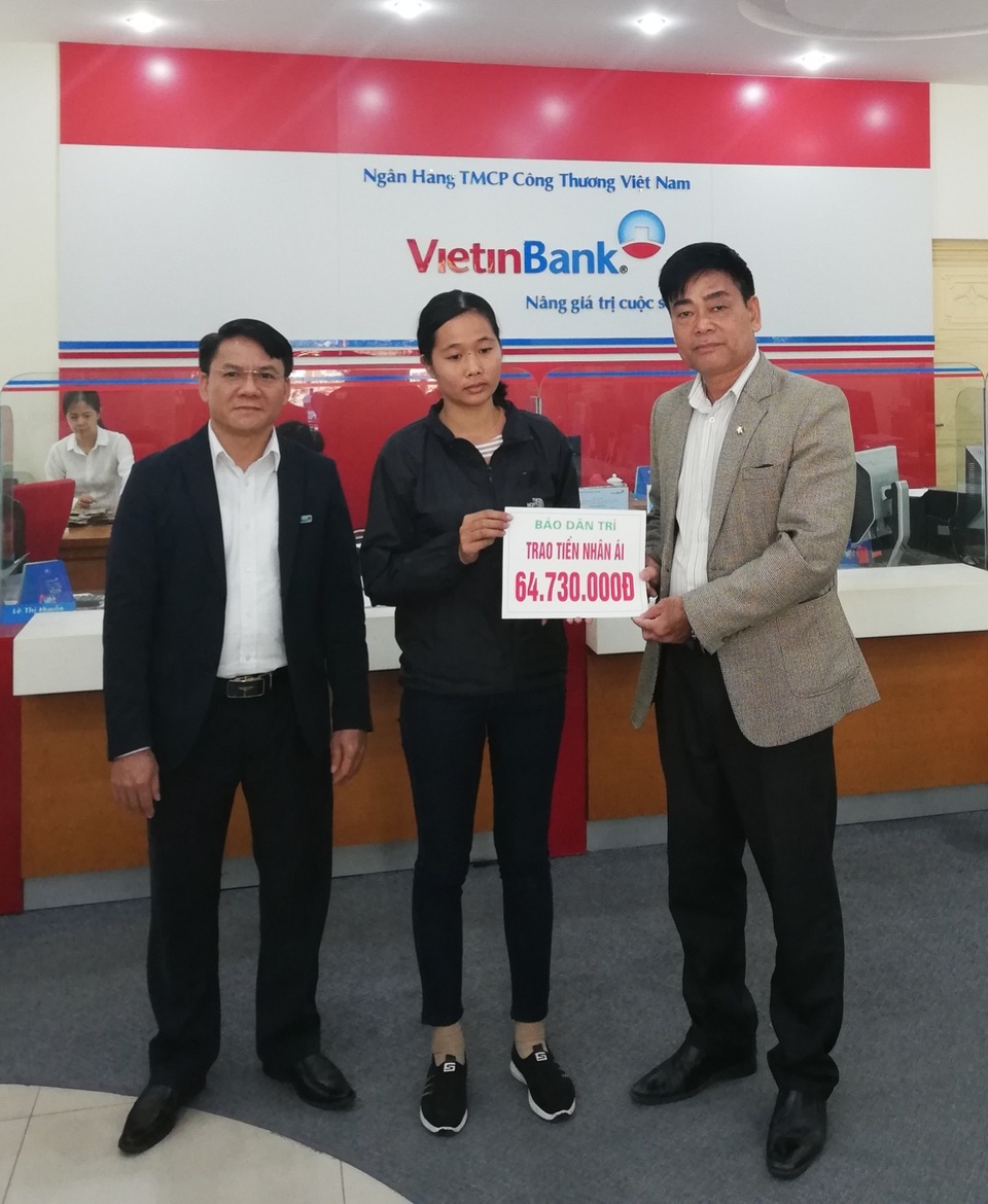 
PV Dân trí (phải) tại Hòa Bình trao 54.730.000 đồng do bạn đọc ủng hộ qua Quỹ Nhân ái đến chị Học tại Ngân hàng Vietinbank Hòa Bình
