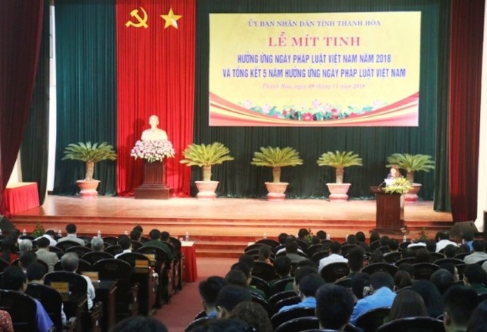 Thanh Hóa phê bình nhiều lãnh đạo “quên” ngày Pháp luật Việt Nam - 1 Nhiều lãnh đạo không tham gia Lễ mít tinh hưởng ứng Ngày Pháp luật Việt Nam năm 2018 được tổ chức sáng 9/11.