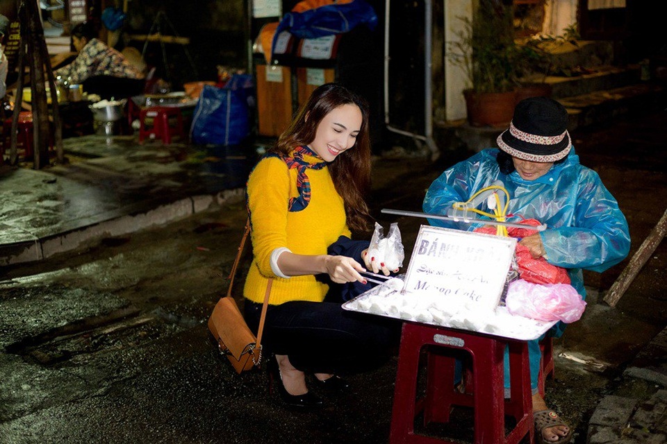 Ngoài cảnh đẹp và không gian lãng mạn, ẩm thực đường phố Hội An níu giữ lòng người. Thay vì chọn lựa những nhà hàng sang trọng, Ngọc Diễm thích thú với món bánh xoài - loại bánh làm bằng bột nếp, nhân là đậu phộng, mè và đường cát trộn lẫn.