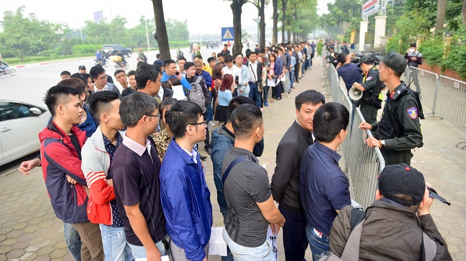 Chợ đen "khát" vé, giá vé trận Việt Nam-Philippines được đẩy lên cao - 1 Từ rất sớm nhiều người đã đến trước cửa VFF xếp hàng để nhận vé.