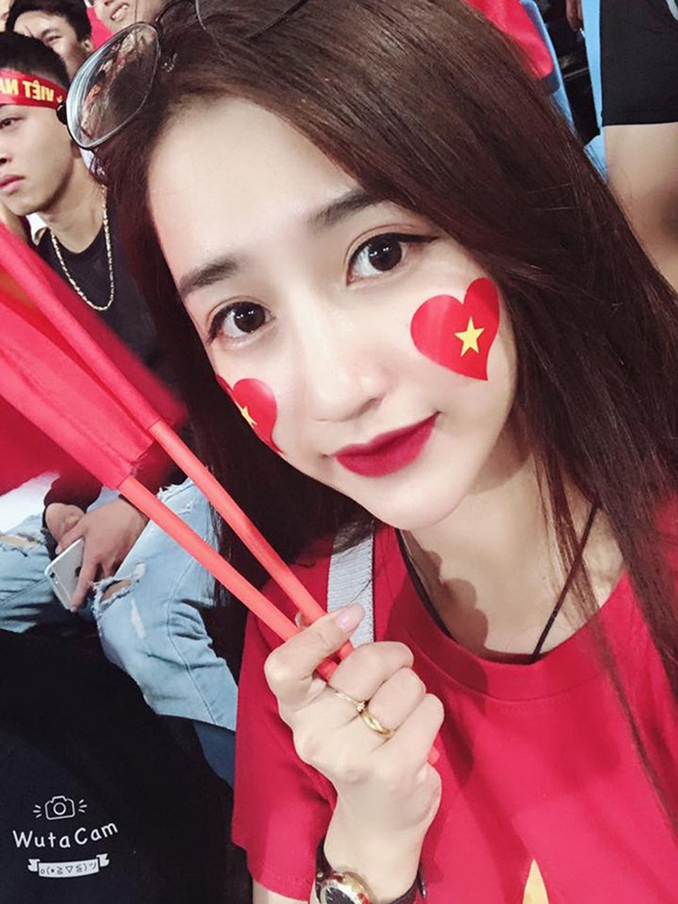 Nhan sắc xinh đẹp của 4 nữ CĐV nổi như cồn khi đi xem AFF Cup - 2
Cô nàng là một trong những nữ cổ động viên nổi tiếng nhờ đi xem bóng đá.