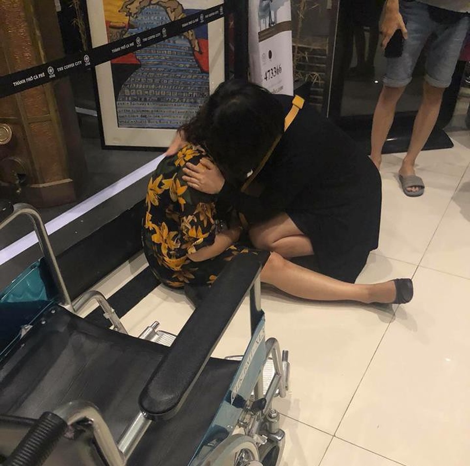 Tìm thấy một bánh máy bay, đóng cửa sân bay điều tra sự cố hạ cánh - 4 Một số người tuy không bị thương nhưng hoảng loạn, rối loạn tâm lý (ảnh V.T)