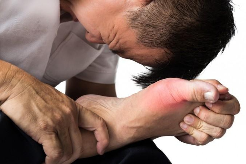 5 sai lầm khi điều trị bệnh gút khiến bạn mãi không khỏi - 1 Gút gây đau đớn cho người bệnh