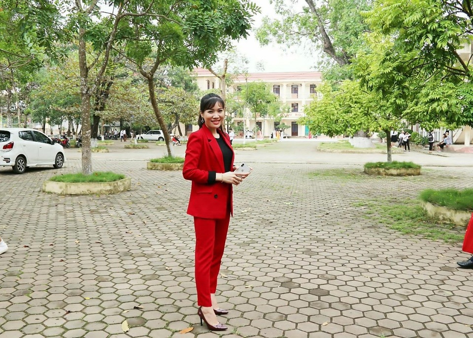 Về thăm trường cũ, nữ doanh nhân trẻ tặng học bổng đến học sinh hiếu học - 1
Nữ doanh nhân tươi tắn trong ngày trở về thăm trường cũ.