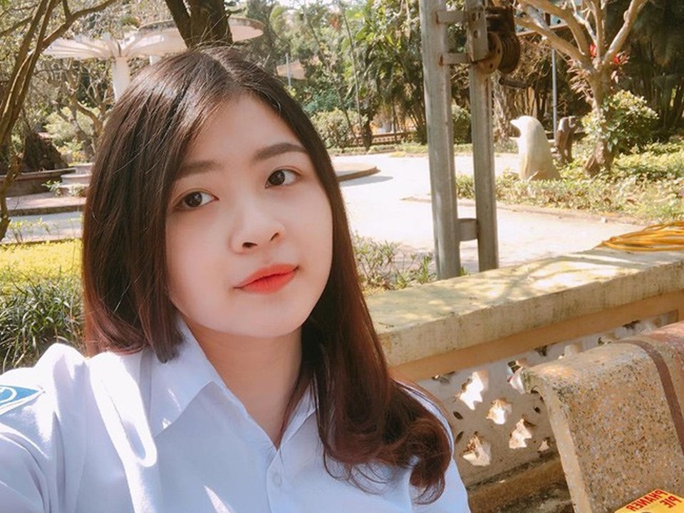 Nhan sắc xinh đẹp của 4 nữ CĐV nổi như cồn khi đi xem AFF Cup - 12
Cô nàng cũng là một trong những nữ CĐV khiến dân mạng săn lùng sau trận Việt Nam - Campuchia.