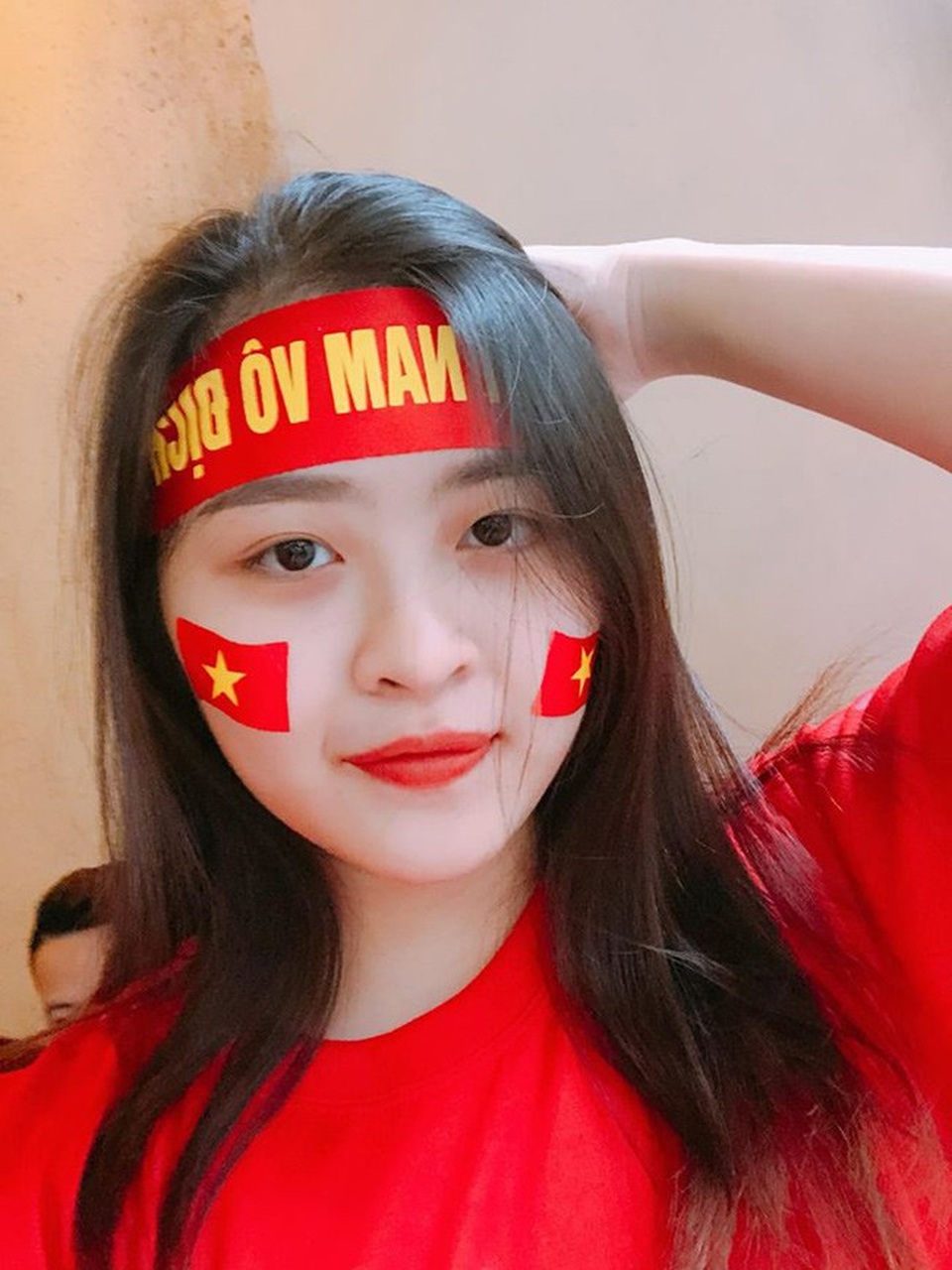Nhan sắc xinh đẹp của 4 nữ CĐV nổi như cồn khi đi xem AFF Cup - 13
Nguyệt Hà hiện là sinh viên Đại học Văn hoá Nghệ thuật Quân đội.