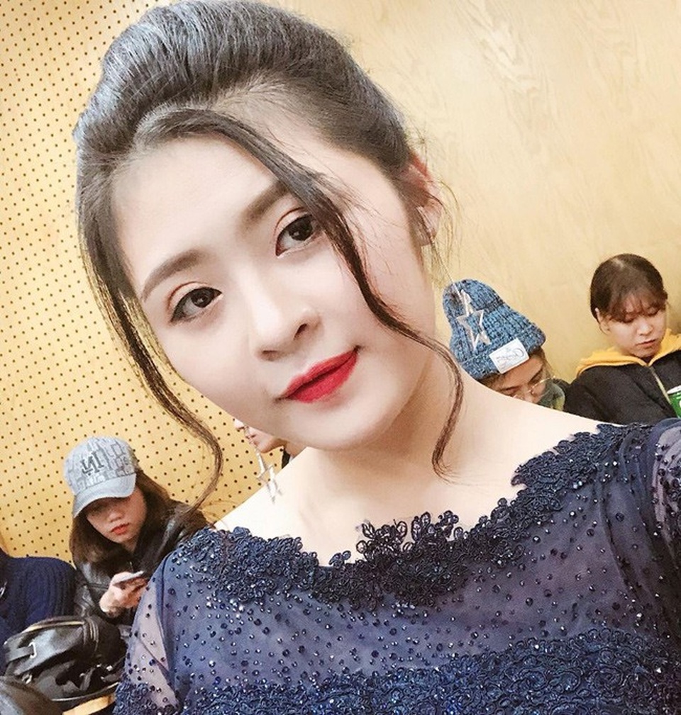 Nhan sắc xinh đẹp của 4 nữ CĐV nổi như cồn khi đi xem AFF Cup - 14
Đam mê của cô nàng là ca hát và diễn xuất.