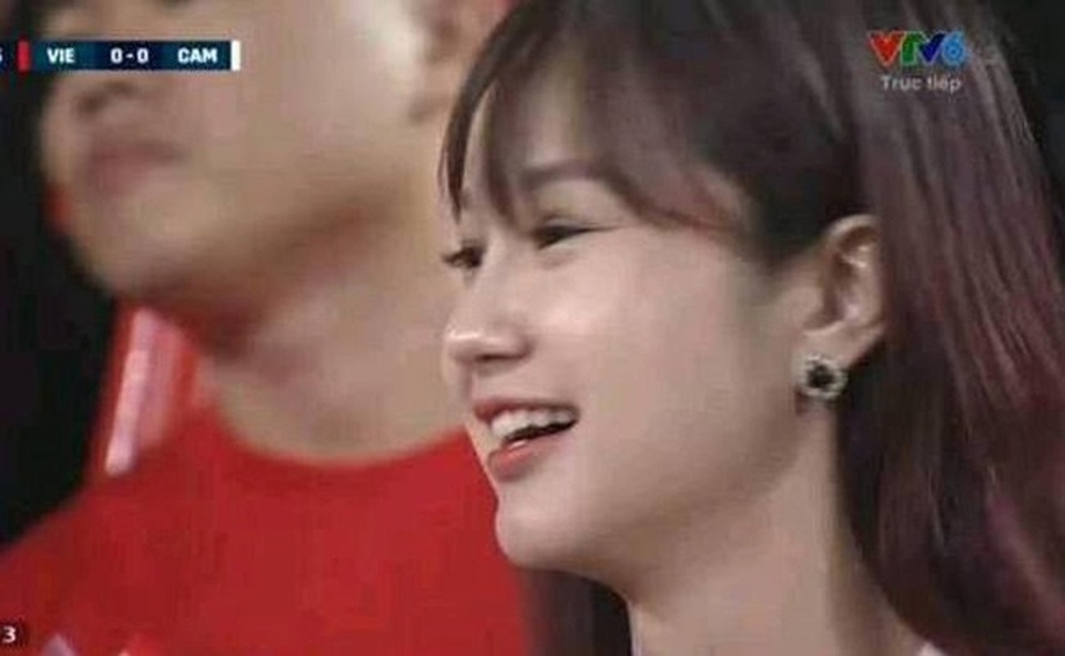 Nhan sắc xinh đẹp của 4 nữ CĐV nổi như cồn khi đi xem AFF Cup - 16
Phạm Hương (hiện sống và làm việc tại Hà Nội) xuất hiện trên sóng truyền hình ngay từ những phút đầu của trận đấu giữa Việt Nam - Campuchia.