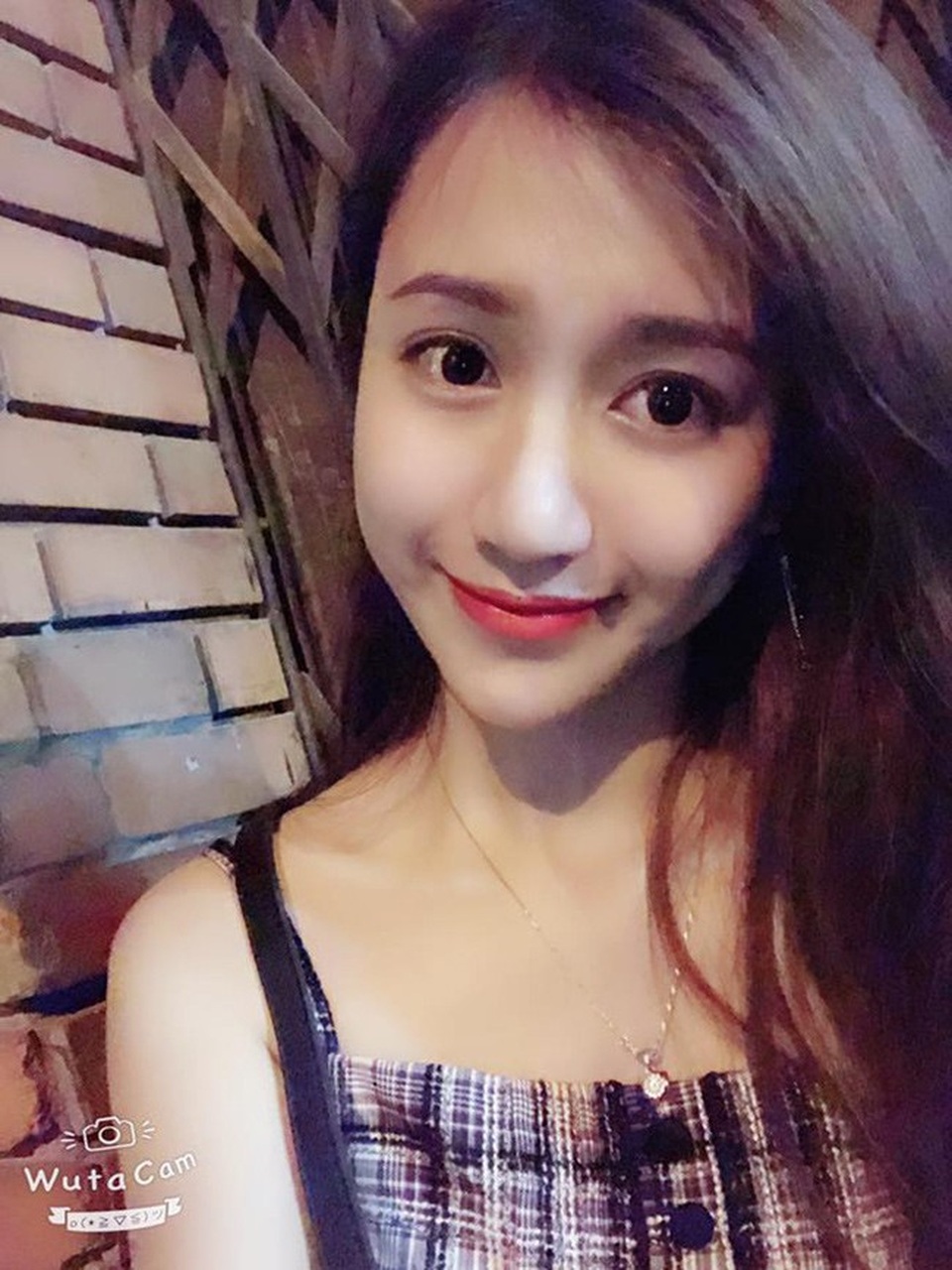 Nhan sắc xinh đẹp của 4 nữ CĐV nổi như cồn khi đi xem AFF Cup - 4
Cô nàng hiện đang làm việc cho một spa.
