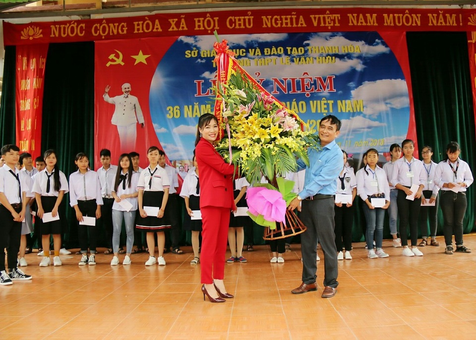 Về thăm trường cũ, nữ doanh nhân trẻ tặng học bổng đến học sinh hiếu học - 2
Nữ doanh nhân gửi hoa tri ân và nhiều lời chúc đầy ý nghĩa đến toàn thể thầy cô trường THPT Lê Văn Hưu.