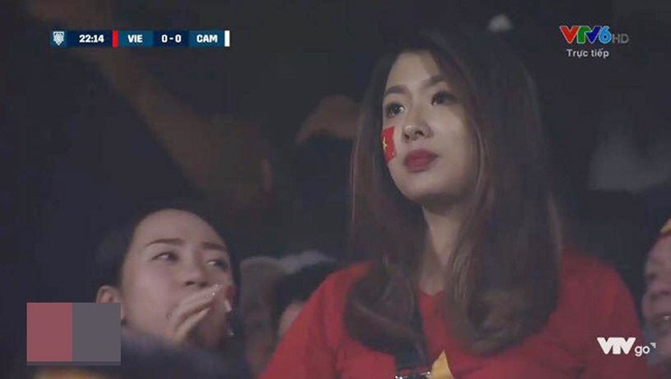 Nhan sắc xinh đẹp của 4 nữ CĐV nổi như cồn khi đi xem AFF Cup - 6
Hồng Ngọc (21 tuổi) khiến fan bóng đá rần rần chỉ sau vài giây xuất hiện trên sóng truyền hình.