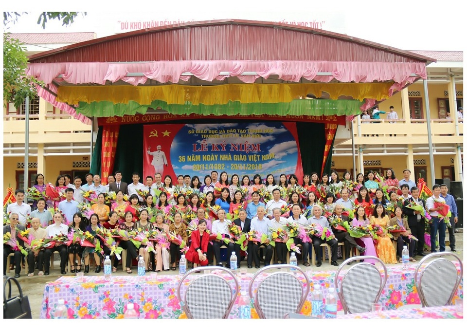Về thăm trường cũ, nữ doanh nhân trẻ tặng học bổng đến học sinh hiếu học - 5
CEO Linh Liên (vest đỏ, hàng đầu) chụp ảnh kỷ niệm cùng toàn thể thầy cô.