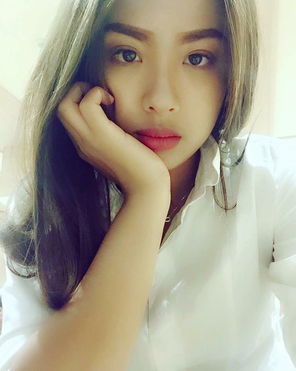 Nhan sắc xinh đẹp của 4 nữ CĐV nổi như cồn khi đi xem AFF Cup - 8
Ngọc Trâm rất bất ngờ khi đã ngồi ở cuối sân mà vẫn lọt vào ống kính của phóng viên VTV.
