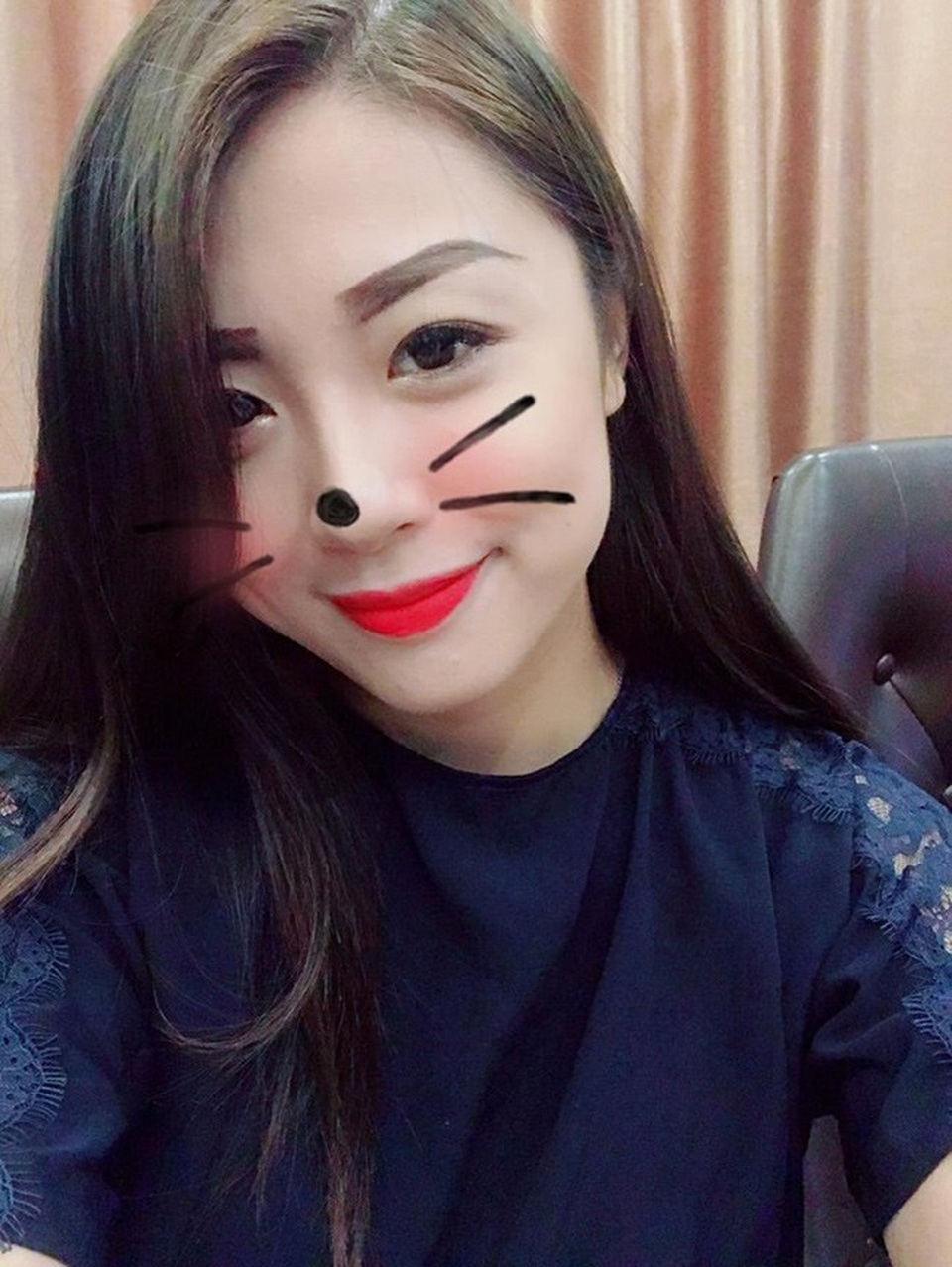 Nhan sắc xinh đẹp của 4 nữ CĐV nổi như cồn khi đi xem AFF Cup - 9
Xung quanh mình khi ấy đa phần là người già và trẻ nhỏ chứ không phải đội cổ vũ trẻ đông đúc. Không ngờ máy quay lia đến mọi góc như vậy, Trâm nói.