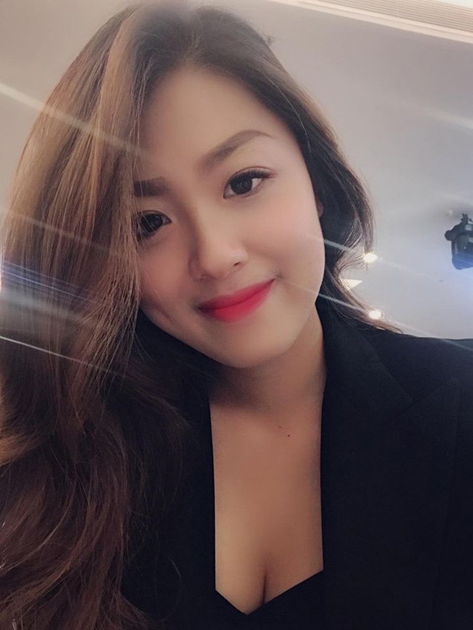 Nhan sắc xinh đẹp của 4 nữ CĐV nổi như cồn khi đi xem AFF Cup - 10
Ngọc Trâm cho hay, cô mê bóng đá từ nhỏ và chưa từng bỏ sót trận đấu nào của tuyển Việt Nam tại AFF Cup 2018. Cầu thủ cô nàng hâm mộ nhất là tiền đạo Hà Đức Chinh.