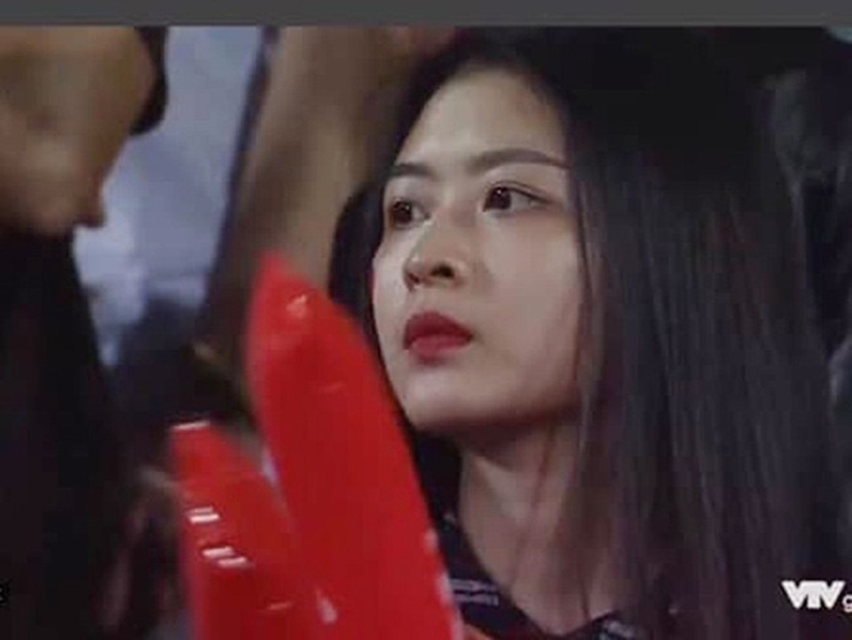 Nhan sắc xinh đẹp của 4 nữ CĐV nổi như cồn khi đi xem AFF Cup - 11
Nhờ góc nghiêng thần thánh này mà Lê Nguyệt Hà (21 tuổi) nổi bần bật trên khán đài sân cỏ.