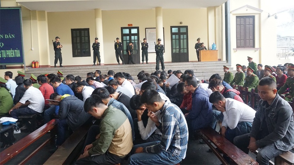 Án phạt đối với 92 bị cáo trong vụ án "đánh bạc nghìn tỷ" - 12 82 bị cáo còn lại bị xử phạt thấp nhất là cảnh cáo, phạt tiền đến cao nhất là hơn 3 năm tù với các tội danh: Tổ chức đánh bạc, đánh bạc, sử dụng mạng internet để chiếm đoạt tài sản, mua bán trái phép hóa đơn.