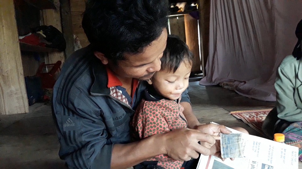 Bé trai 3 tuổi người Vân Kiều đọc trôi chảy tiếng Việt dù chưa được dạy - 3 Bé trai 3 tuổi người Vân Kiều đọc trôi chảy tiếng Việt dù chưa được dạy - 3