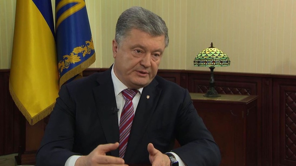 Tổng thống Ukraine tung bằng chứng xe tăng Nga áp sát biên giới - 1
Tổng thống Ukraine Petro Poroshenko (Ảnh: Sky)
