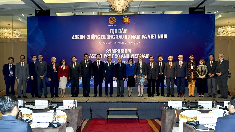 ASEAN đối mặt với thách thức từ cạnh tranh giữa các nước lớn - 2 Các đại biểu tham dự tọa đàm chiều 30/11
