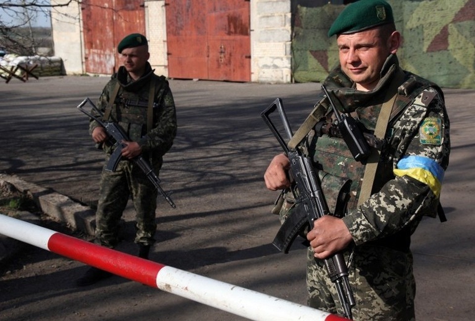 Ukraine áp lệnh cấm nhập cảnh với công dân Nga - 1
Lính biên phòng Ukraine đứng gác gần biên giới Nga. (Ảnh: AFP)