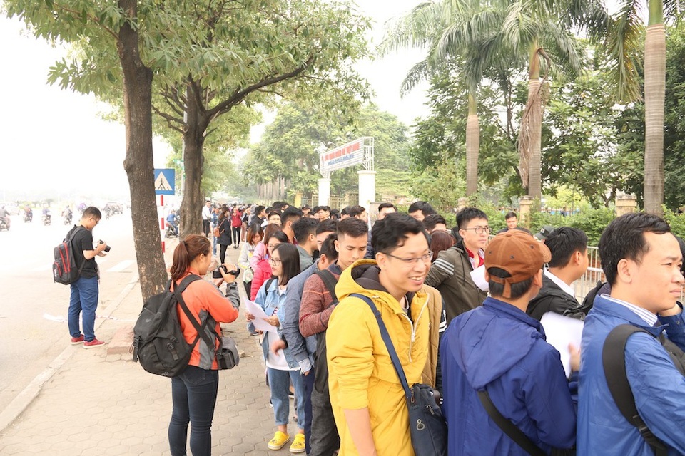 Sáng 30/11, Liên đoàn bóng đá Việt Nam đã tiến hành trả vé cho khách hàng mua online. Ngay từ sáng sớm nhiều người đã xếp hàng đợi đến giờ nhận vé.