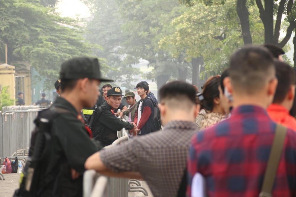 Một cổ động viên khác may mắn hơn hàng triệu cổ động viên khác vui vẻ cho biết mình đã phải nghỉ việc để đi nhận vé: “Thật sự mình rất vui khi sở hữu được cặp vé này, hành trình có được nó là cả một quãng đường dài đầy gian nan, có thể nói như vậy. Có lẽ mình cũng có may mắn khi mua được vé online, trong khi hàng nghìn người khác than trời khi không mua được”.