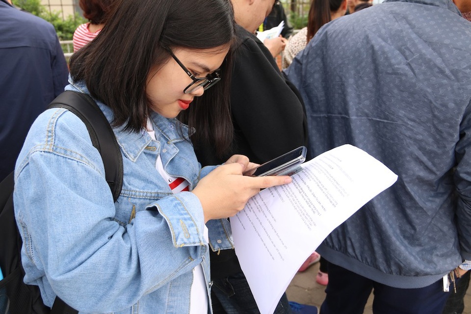 Nhiều bạn tranh thủ kiểm tra lại thông tin, giấy tờ cần thiết đảm bảo mọi thứ đúng với yêu cầu của ban tổ chức để nhận vé một cách suôn sẻ.