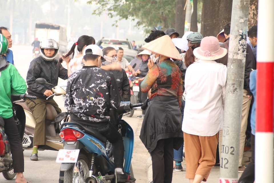 Phía bên ngoài hàng chục phe vé đợi sẵn những người nhận vé để gạ gẫm mua lại với giá cao gấp nhiều lần.