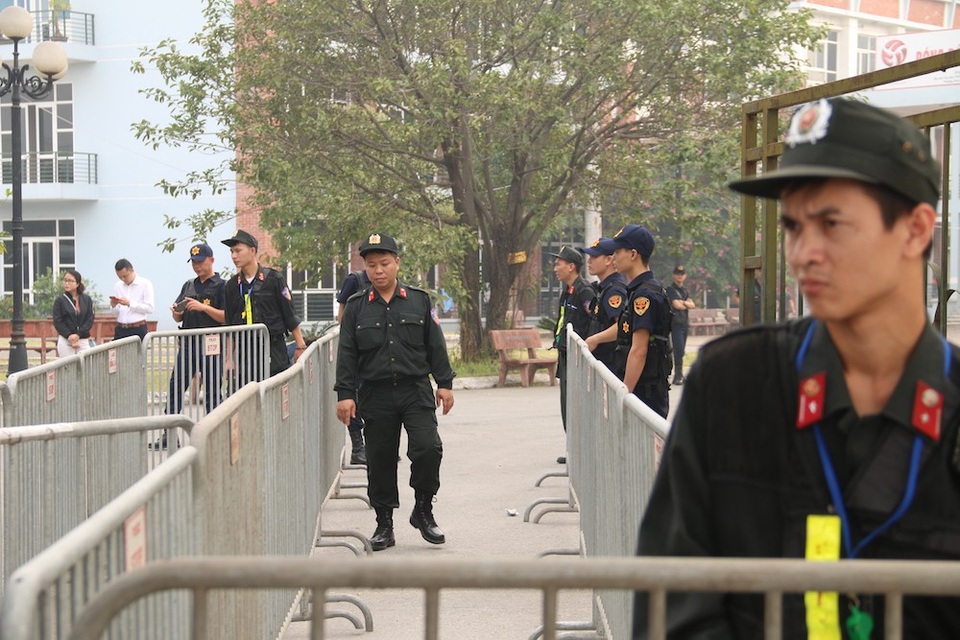 Để đảm bảo trật tự trong quá trình cổ động viên nhận vé mua online, lực lượng an ninh được thắt chặt với nhiều hàng rào sắt được dựng lên theo đường zíc zắc trước cổng Liên đoàn bóng Đá Việt Nam.