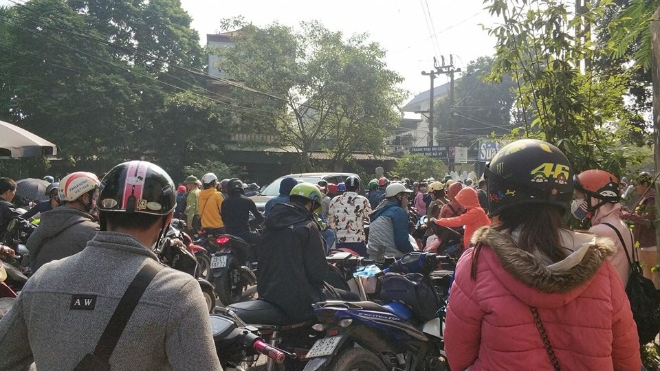 Lượng người đông khiến nơi đây thường xuyên xảy ra tình trạng đông đúc, ùn ứ đặc biệt là dịp cuối tuần. Facebook Bùi Nghĩa